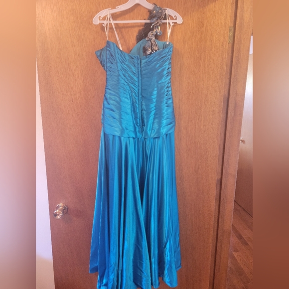 Tony Bowls Gown - Picture 3 of 4